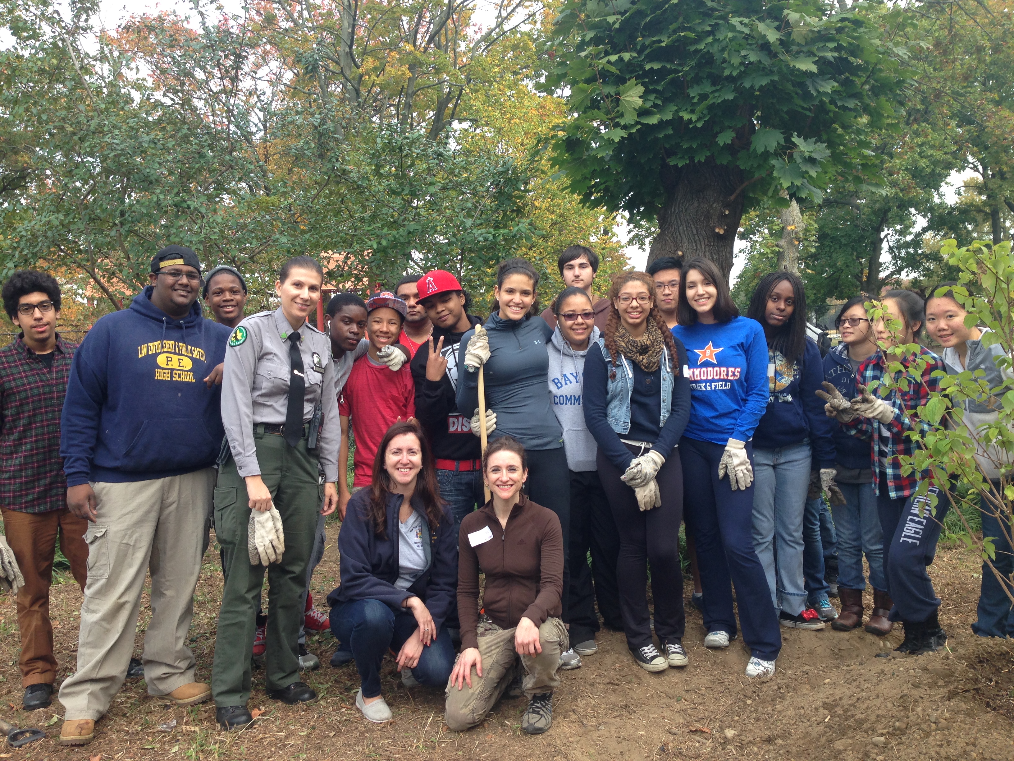 Assemblywoman Nily Rozic and local volunteers cleaned and beatified Cunningham Park in Fresh Meadows.
