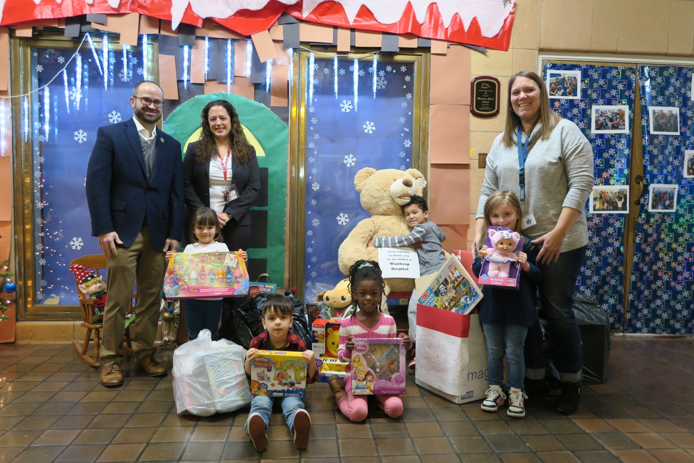 Assemblyman Ed Ra (R-Franklin Square), Margarita Maravel, principal of Hampton Street School, Christine O’Grady, Pre-K teacher at Hampton Street School and students of Hampton Street school with presents they collected for patients at NYU Winthrop Ho